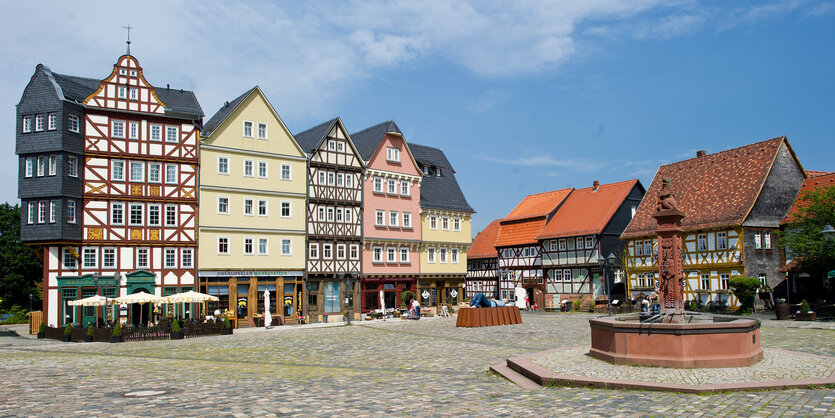 Ein Platz mit Brunnen und Fachwerkhäusern