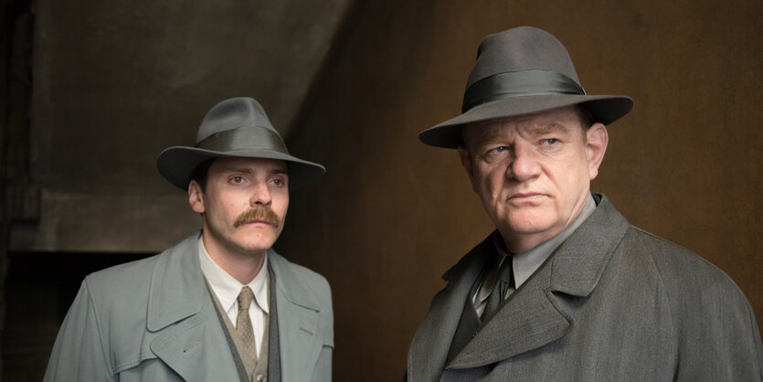 Der Kommissar (Daniel Brühl) und Otto Quangel (Brendan Gleeson) in „Alone in Berlin“