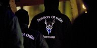Ein Mensch trägt eine Jacke mit der Aufschrift "Soldiers of Odin"