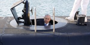 Benjamin Netanjahu steigt aus einem U-Boot