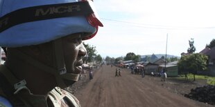 Gesicht eines Soldaten der über eine Straße schaut