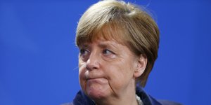 Angela Merkel schaut nach rechts