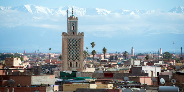 Skyline von Marrakesch, im Hintergrund verschneite Berge
