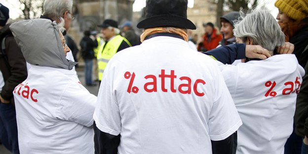 Mensche tragen mit dem Aufdruck "Attac"