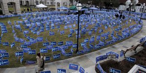 Ein Rasen, auf dem ganz viele „Bernie“ und „Hillary“-Schilder aufgestellt wurden