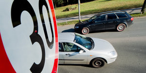 Ein Tempo-30-Schild vor fahrenden Autos