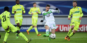Wolfsburgs Julian Draxler schießt aufs Tor
