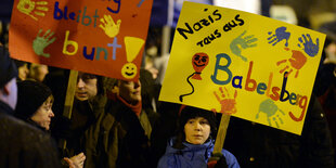 Eine Gruppe von Demonstranten. Zwei Schilder auf denen "Babelsberg bleibt bunt" und "Nazis raus aus Babelsberg" steht.