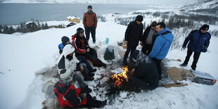 Menschen kochen im Schnee