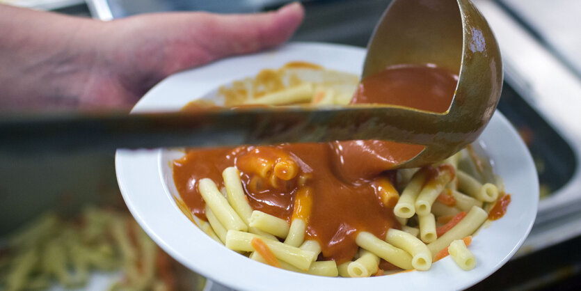 Ein Teller mit Nudeln und Sauce