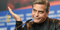 George Clooney gestikuliert