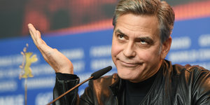 George Clooney gestikuliert