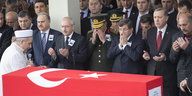 Erdoğan betet zwischen vielen anderen hinter dem mit einer türkischen Flagge umwickelten Sarg eines getöteten türkischen Soldaten
