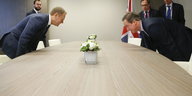 David Cameron und Donald Tusk setzen sich gleichzeitig an einen großen Konferenztisch