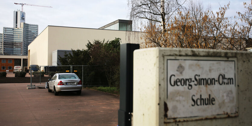 Der Eingang einer Schule in Köln