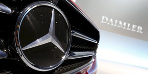 Mercedes-Benz-Stern an der Front eines Autos