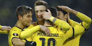 Dortmunder Spieler umarmen sich