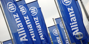 Viele Fahnen der Allianz-Versicherung