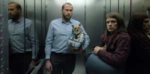 Mann, Frau und Hund im Aufzug