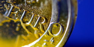 Ausschnitt einer Euromünze mit dem Schriftzug „Europa“