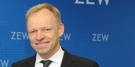 ein Mann vor blauem Hintergrund mit den Buchstaben „ZEW“