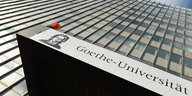 ein Eingang zur Uni in Frankfurt, zu lesen ist: „Goethe-Universität“