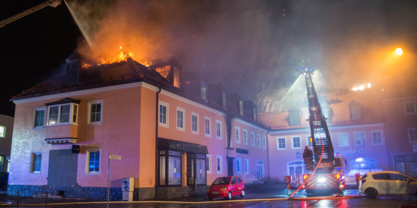 Die Feuerwehr versucht das brennende Heim zu löschen