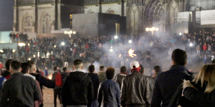 Viele Menschen auf der Kölner Domplatte.