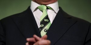 Nigel Farage tragt eine grün-schwarze Krawatte mit der Aufschrift Go. Sein Gesicht ist abgeschnitten.
