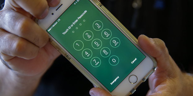 Ein iPhone-Bildschirm zeigt die Aufforderung zur Passworteingabe