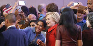 Hillary Clinton posiert mit einer jungen Frau für ein Foto