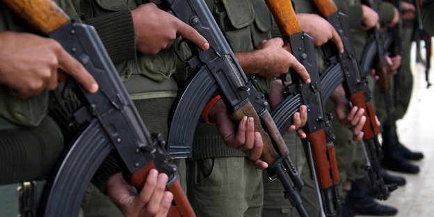 Mitglieder der palästinensischen Sicherheitskräfte halten Kalaschnikow-Sturmgewehre