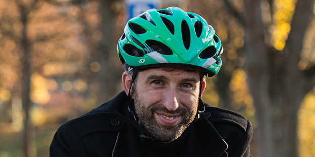 Boris Palmer mit grünem Fahrradhelm