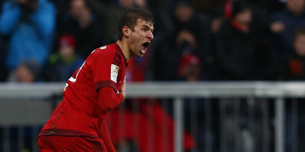 Thomas Müller fast sich mit der rechten Hand an die Brust