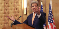 John Kerry an einem Rednerpult