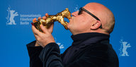 Gianfranco Rosi küsst den Goldenen Bären
