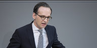 Mann mit Brille im Anzug - es ist Justizminister Maas (SPD)