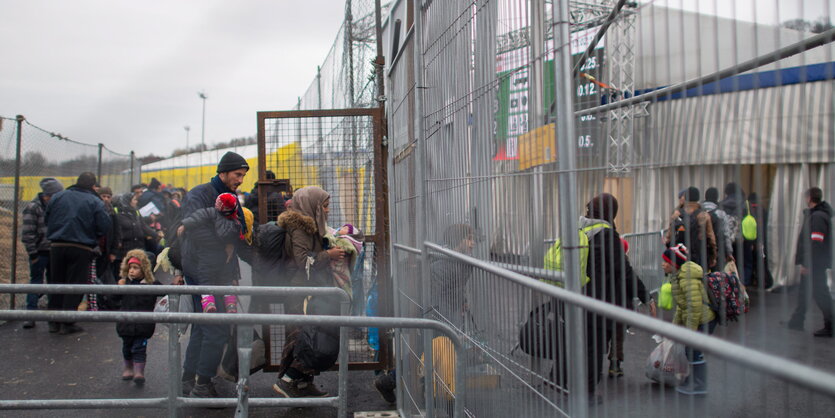 Flüchtlinge am Grenzzaun. Österreichisch-Deutsche Grenze.