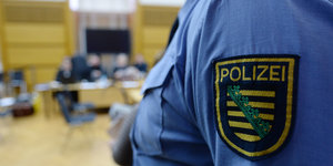 Oberarm eines Polizisten mit dem sächsischen Wappen auf dem Ärmel