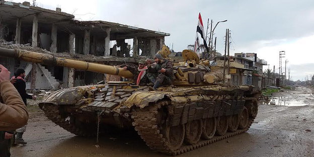 Ein Panter der syrischen Armee in einer zerstörten Stadt.