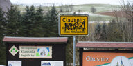 Beschmiertes Ortseingangsschild mit der Aufschrift "Clausnitz"