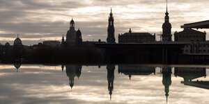 Silhouette von Dresden, im Vordergrund die Elbe