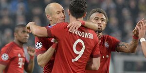 Spieler des FC Bayern München umarmen sich