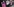 Menschen mit Masken demonstrieren vor einem Apple-Store