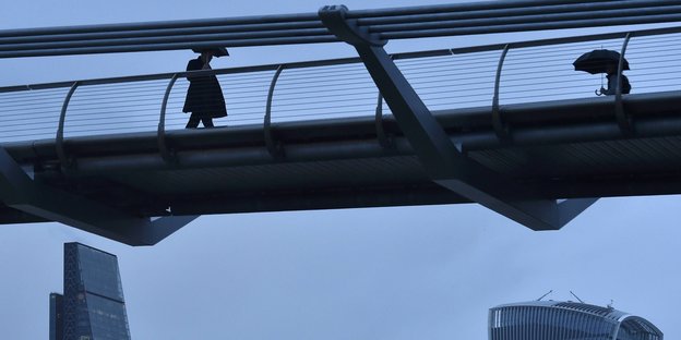 Millennium-Brücke in London im Regen