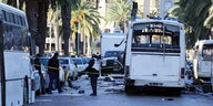 Trümmer eines zerstörten Busses im Zentrum von Tunis.