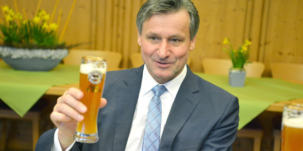 Hans-Ulrich Rülke mit einem Bierglas in der Hand
