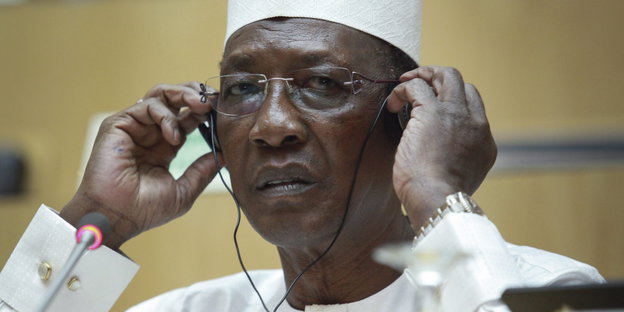 Tschads Präsident Idriss Deby trägt in einer Sitzung der Afrikanischen Union Kopfhörer