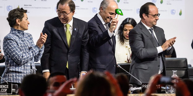 Paris am 12. Dezember 2015: Laurent Fabius lässt den Hammer bei der Weltklimakonferenz fallen. Christiana Figueres, Ban Ki-moon und Francois Hollande freuen sich.
