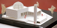 Ein Modell der Leipziger Moschee steht auf einem Tisch
